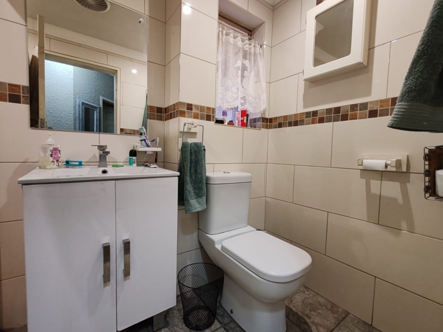 2 Bedroom Property for Sale in Kannoniers Park North West